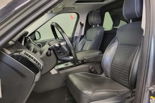 Land Rover Discovery (2017) thumbnail 5