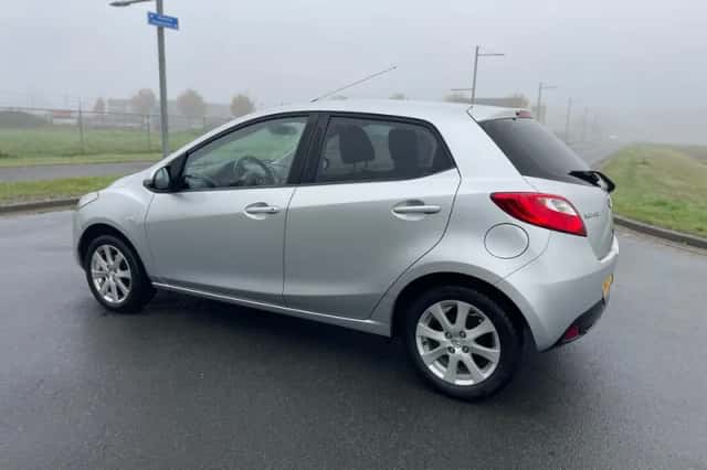 Mazda 2 (2010) thumbnail 3