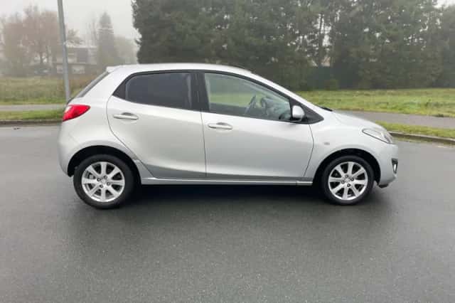 Mazda 2 (2010) thumbnail 5