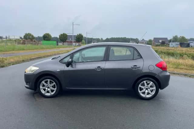 Toyota Auris (2008) thumbnail 2