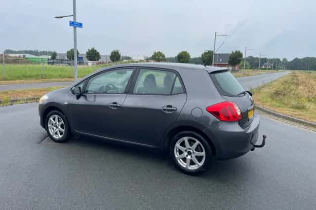 Toyota Auris (2008) thumbnail 3