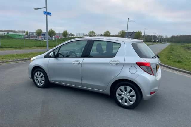 Toyota Yaris (2013) thumbnail 3