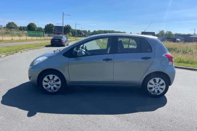 Toyota Yaris (2009) thumbnail 2