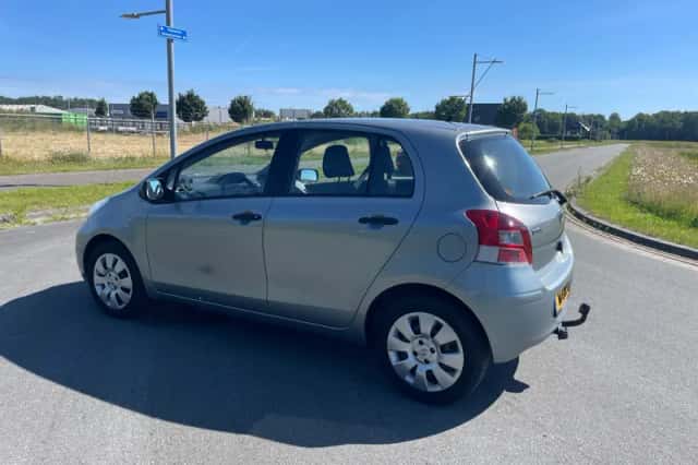 Toyota Yaris (2009) thumbnail 3