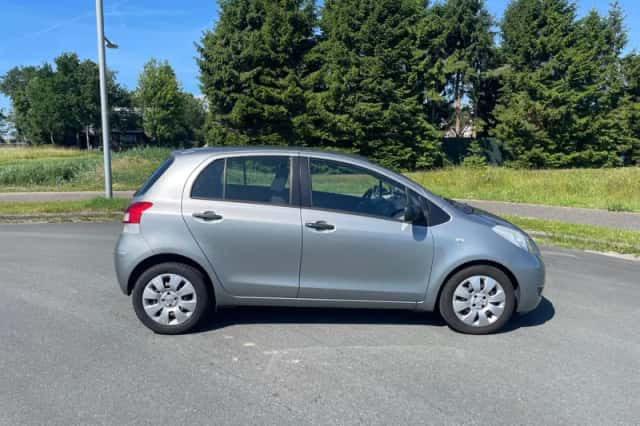Toyota Yaris (2009) thumbnail 5
