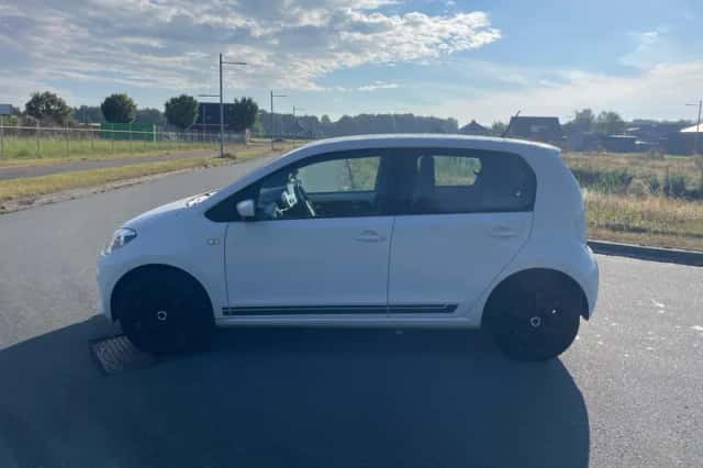Volkswagen Up! (2016) thumbnail 2