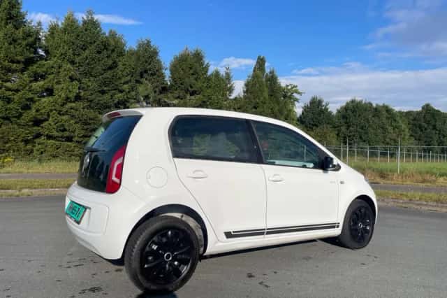 Volkswagen Up! (2016) thumbnail 4