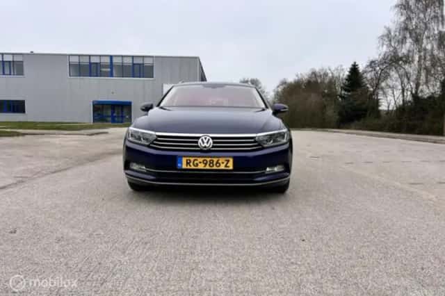 Volkswagen Passat (2018) thumbnail 2
