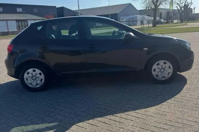 SEAT Ibiza (2010) thumbnail 3