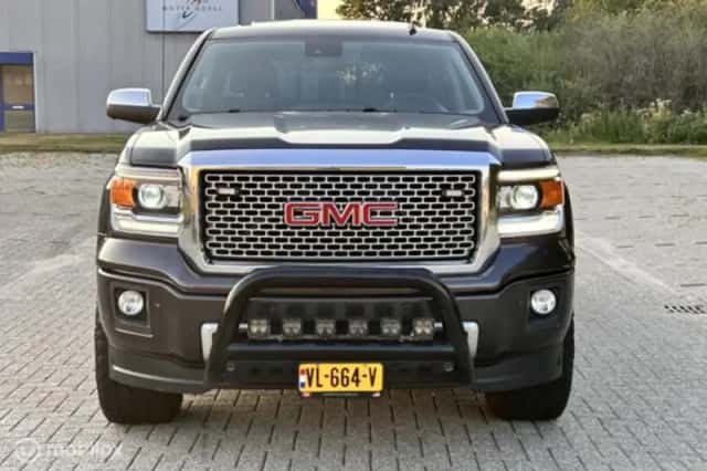 GMC Sierra (2015) thumbnail 2