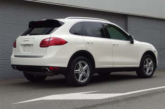 Porsche Cayenne (2010) thumbnail 2