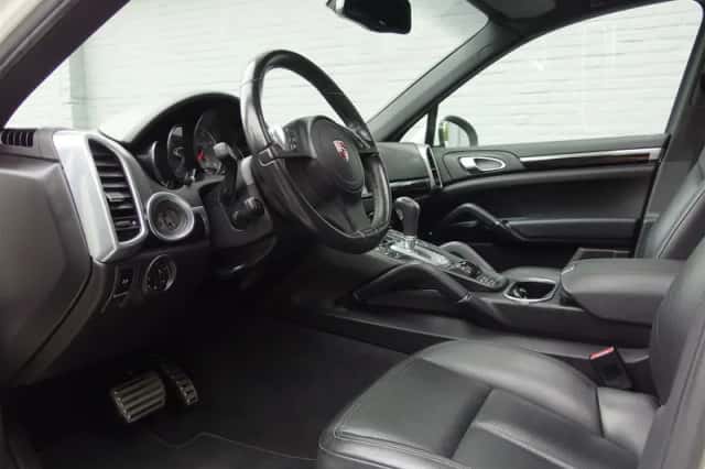 Porsche Cayenne (2010) thumbnail 3