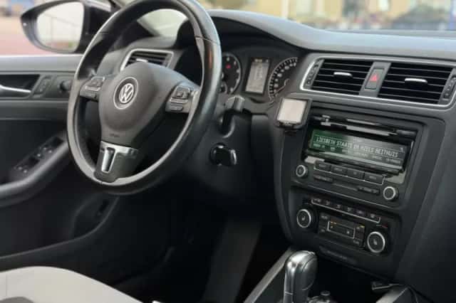 Volkswagen Jetta (2012) thumbnail 2