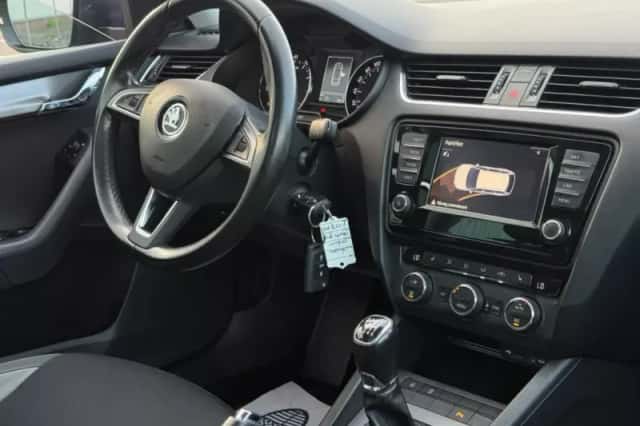 Škoda Octavia (2016) thumbnail 2