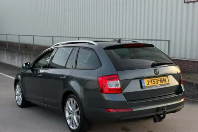 Škoda Octavia (2016) thumbnail 5