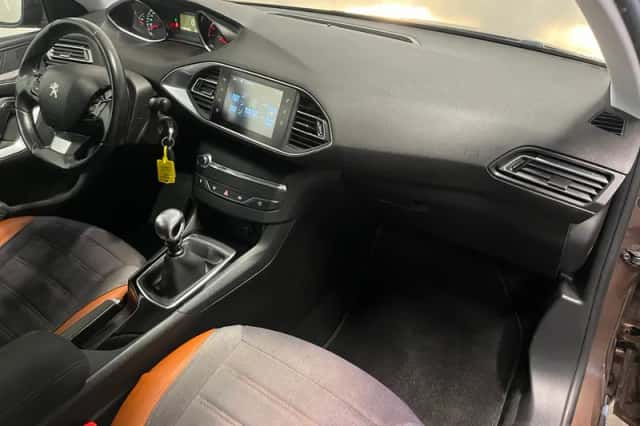 Peugeot 308 (2014) thumbnail 3