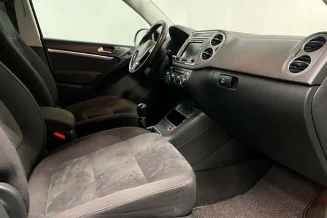 Volkswagen Tiguan (2015) thumbnail 2