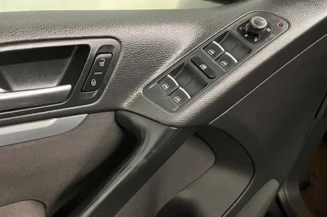 Volkswagen Tiguan (2015) thumbnail 5
