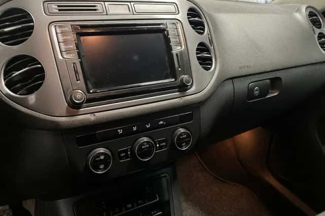 Volkswagen Tiguan (2015) thumbnail 9