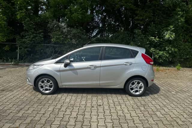 Ford Fiesta (2011) thumbnail 2