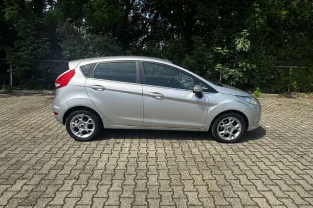 Ford Fiesta (2011) thumbnail 6