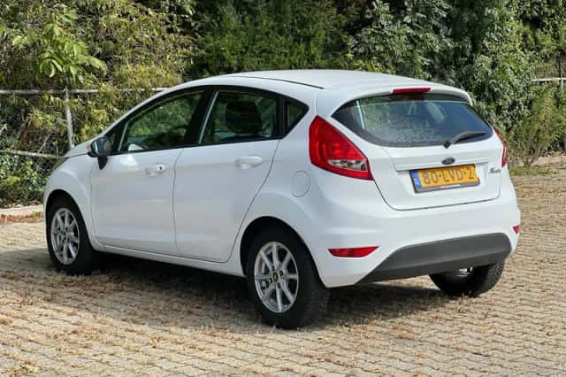 Ford Fiesta (2010) thumbnail 3