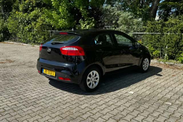 Kia Rio (2012) thumbnail 5
