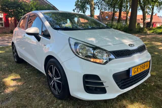 Kia Rio (2016) thumbnail 3