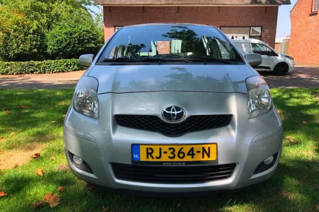 Toyota Yaris (2011) thumbnail 2