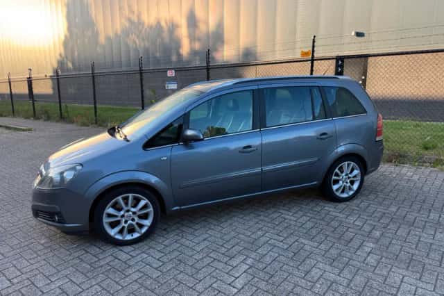 Opel Zafira (2005) thumbnail 2