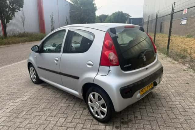 Peugeot 107 (2010) thumbnail 3