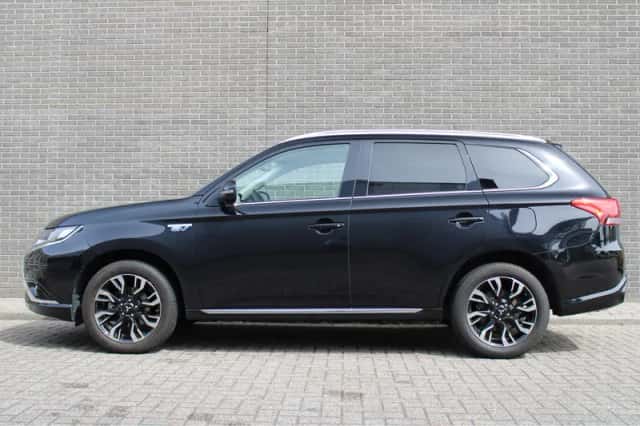 Mitsubishi Outlander (2015) thumbnail 2