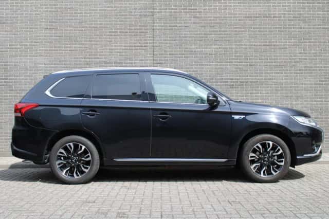 Mitsubishi Outlander (2015) thumbnail 3