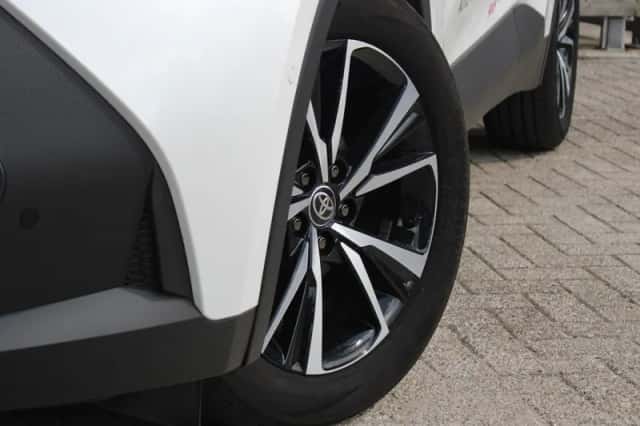 Toyota C-HR (2024) thumbnail 2