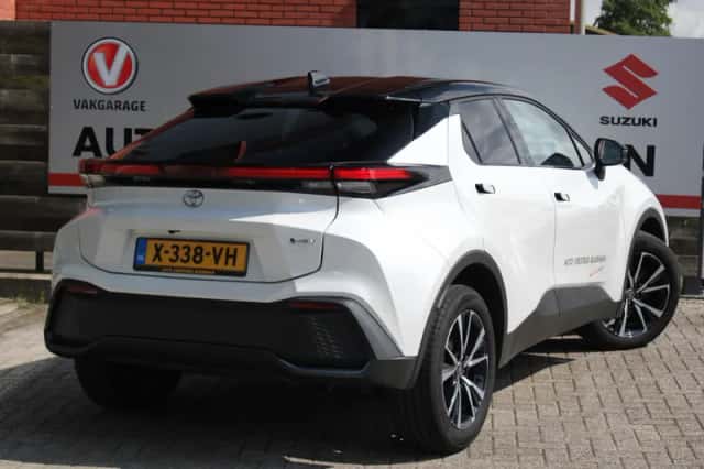 Toyota C-HR (2024) thumbnail 3