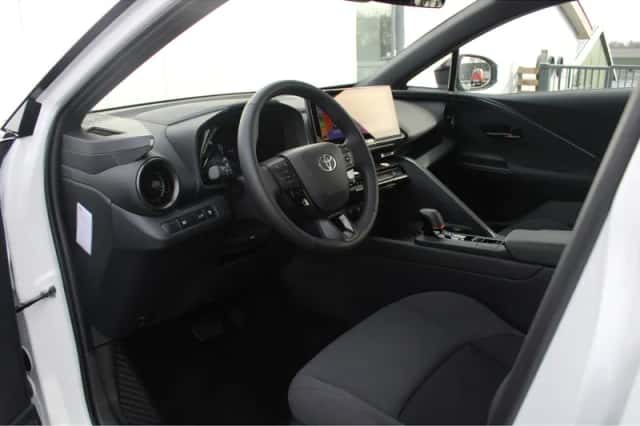 Toyota C-HR (2024) thumbnail 6
