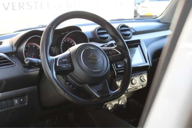 Suzuki Swift (2019) thumbnail 3
