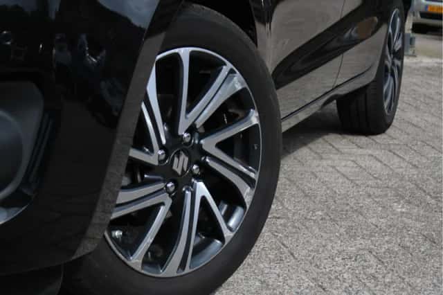 Suzuki Swift (2021) thumbnail 2