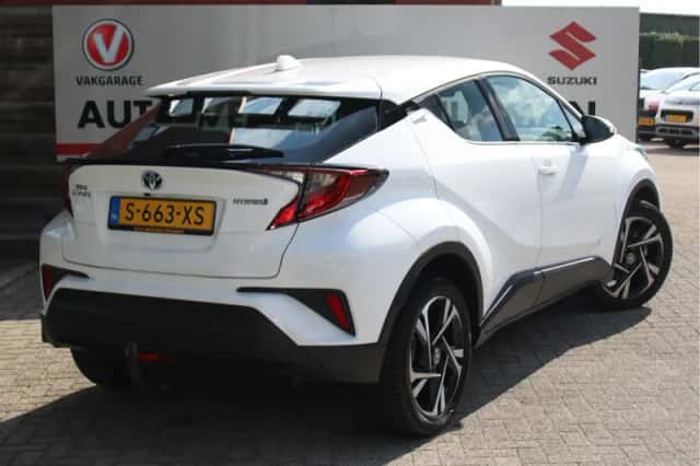 Toyota C-HR (2023) thumbnail 2