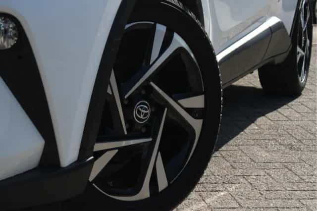 Toyota C-HR (2023) thumbnail 3