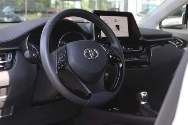 Toyota C-HR (2023) thumbnail 5