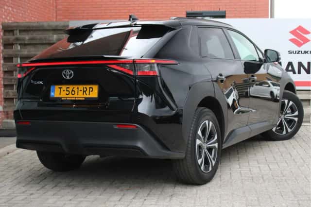 Toyota bZ4X (2023) thumbnail 2