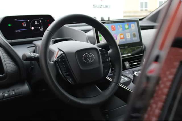 Toyota bZ4X (2023) thumbnail 5
