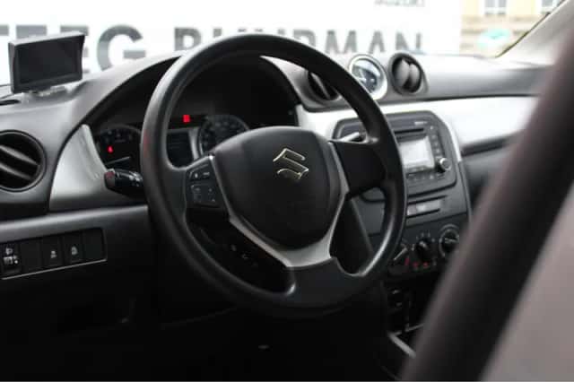 Suzuki Vitara (2015) thumbnail 5
