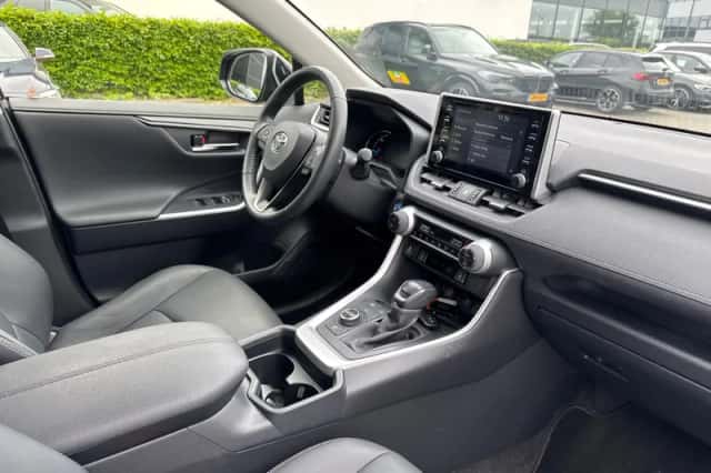 Toyota RAV4 (2022) thumbnail 3