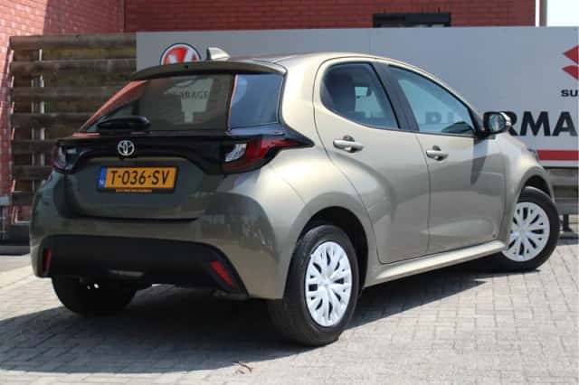 Toyota Yaris (2023) thumbnail 2