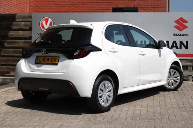 Toyota Yaris (2021) thumbnail 2