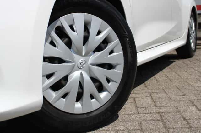 Toyota Yaris (2021) thumbnail 3