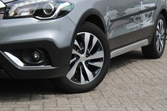 Suzuki S-Cross (2019) thumbnail 4