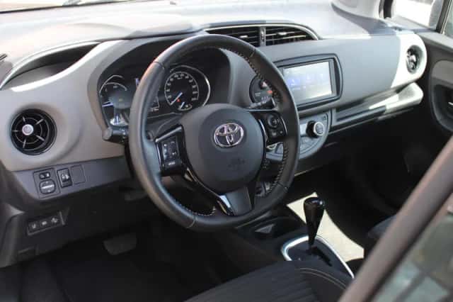 Toyota Yaris (2020) thumbnail 3